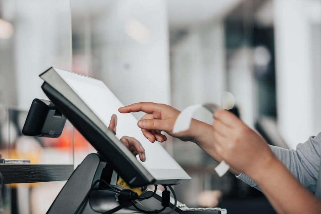 Cómo hacer que un Restaurante sea Exitoso - a person is using a pos machine in a store