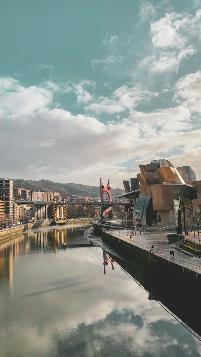 seo local para restaurantes en bilbao - brown and white concrete buildings near body of water under white clouds during daytime