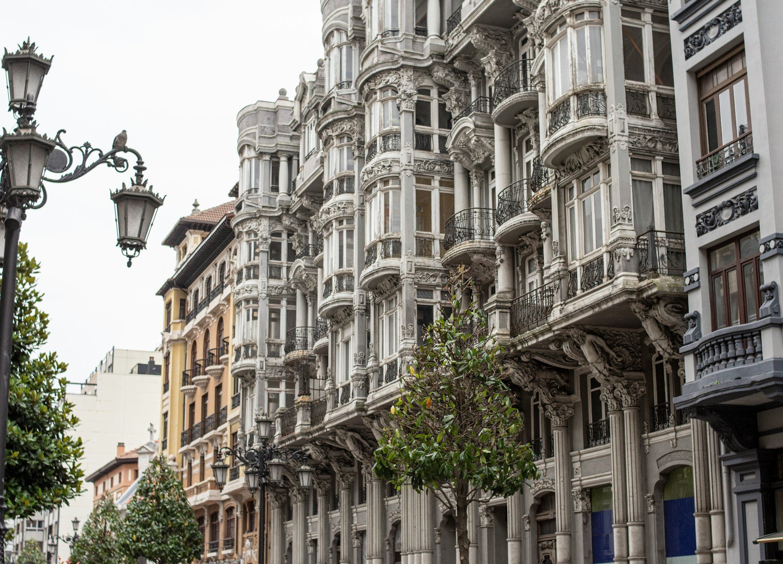 seo local para restaurantes en Oviedo - a row of buildings on a city street