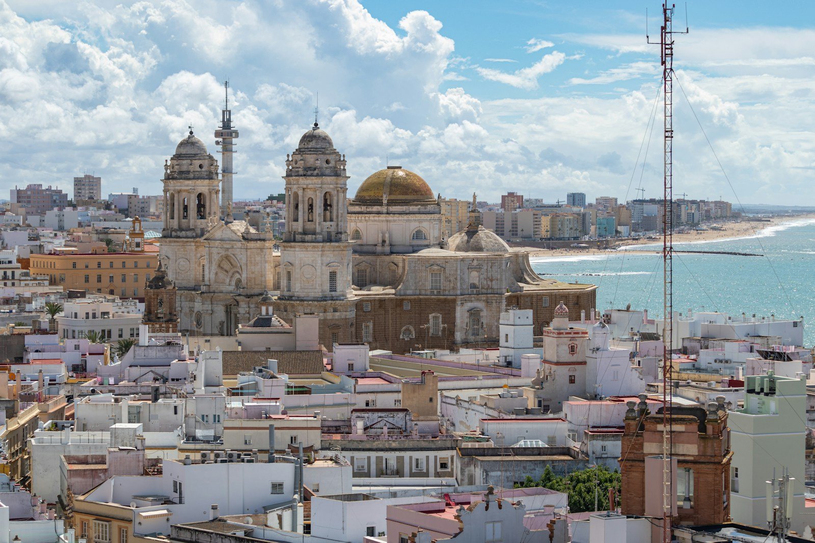 seo local para restaurantes en cádiz - a view of a city with a large body of water in the background