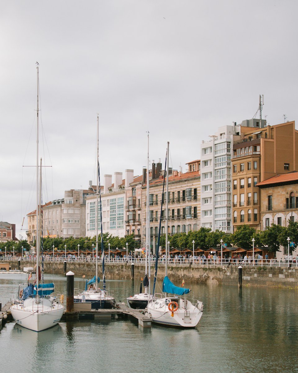 seo local para restaurantes en Gijón - a group of sailboats docked in a harbor