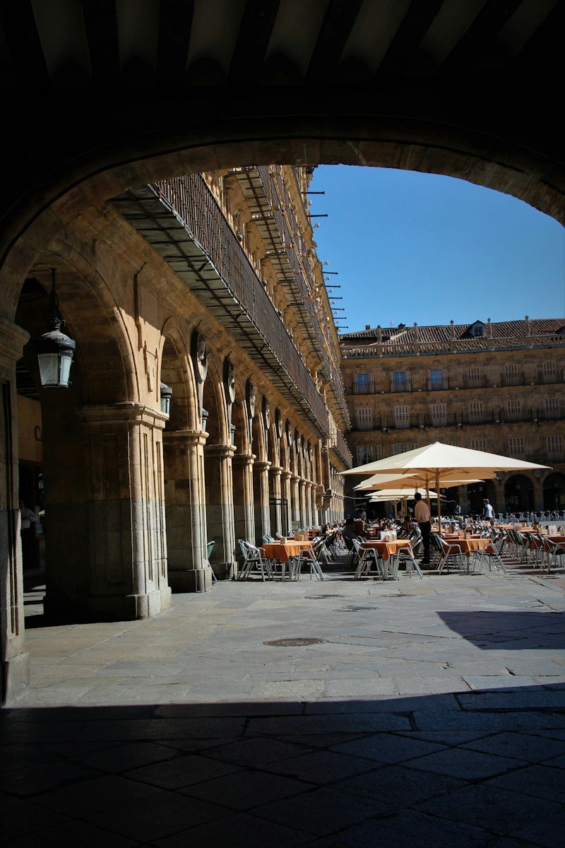 seo local para restaurantes en Salamanca - people sitting on bench near brown concrete building during daytime