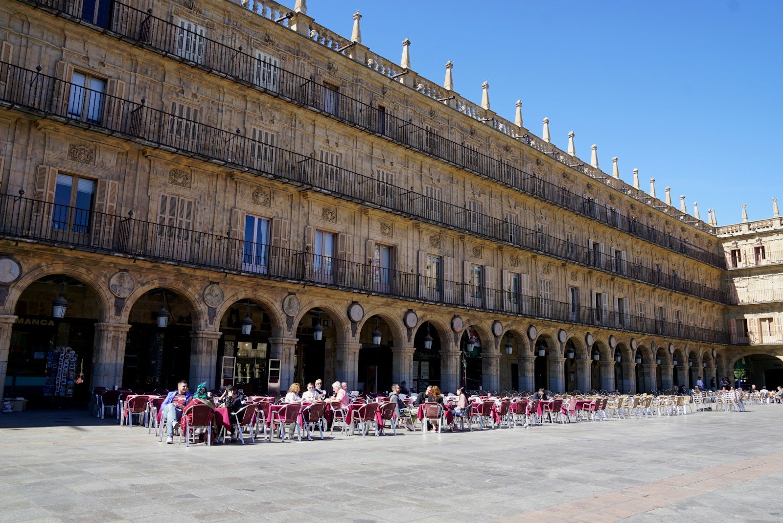 seo local para restaurantes en Salamanca - people in front of brown concrete building during daytime