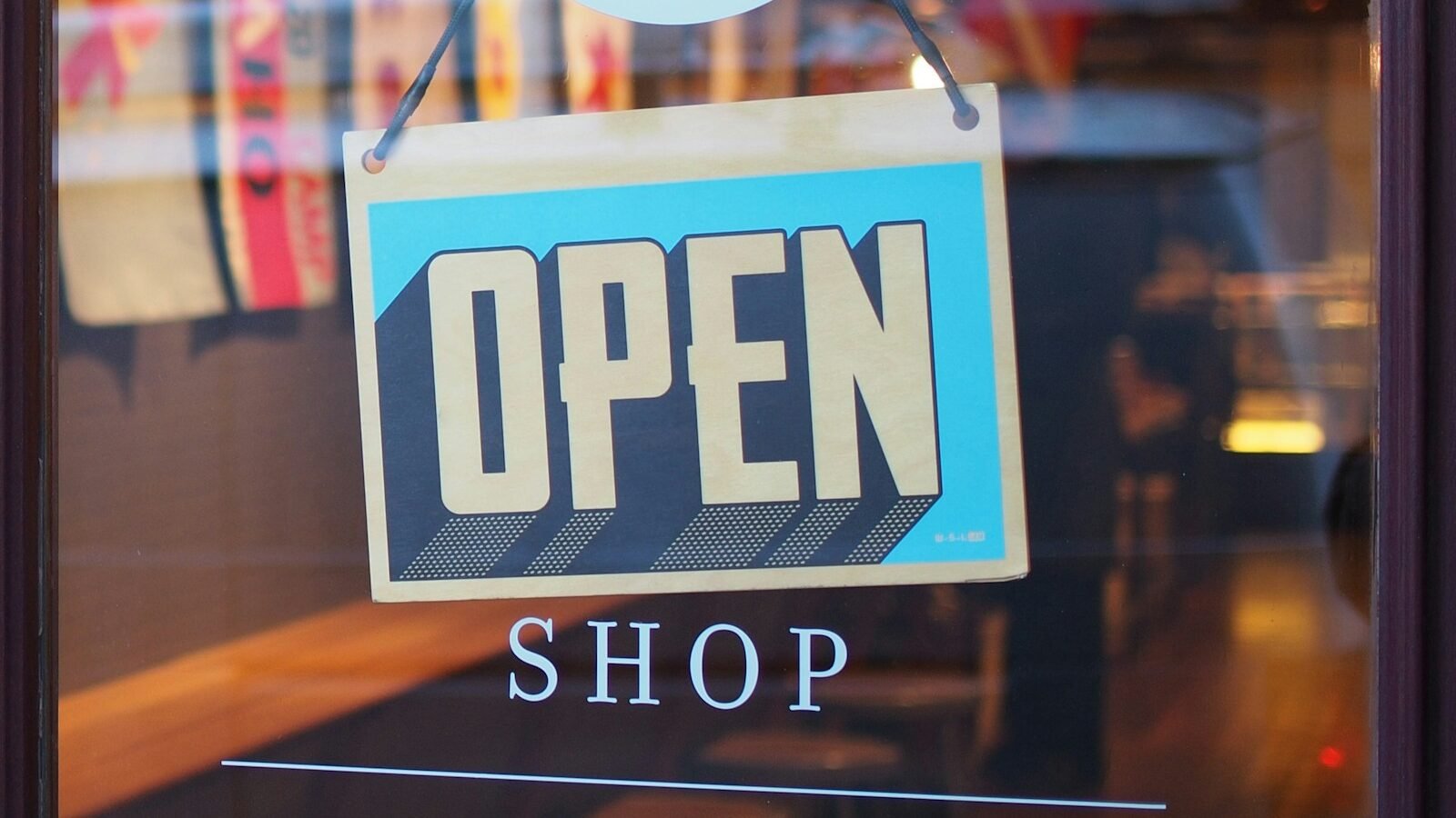 seo local para tiendas online en España - gray and blue Open signage