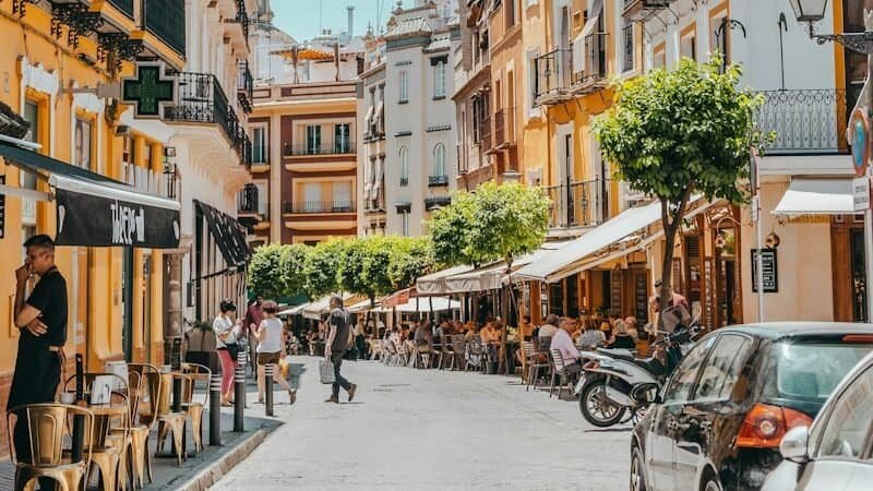 planes de seo local para restaurantes en sevilla - people walking between buildings during daytime