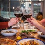 análisis de palabras clave para restaurantes - person holding clear wine glass